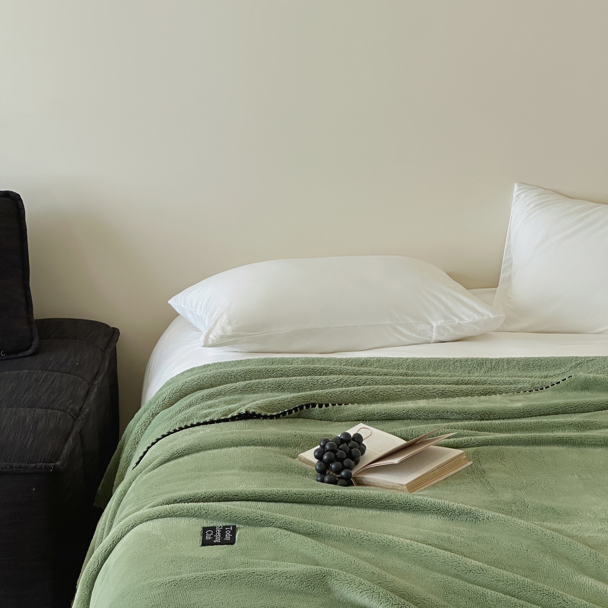 91家纺网 家纺一手货源 找家纺 三味舒屋 2025新款多用纯色双面牛奶绒毛毯 橄榄绿