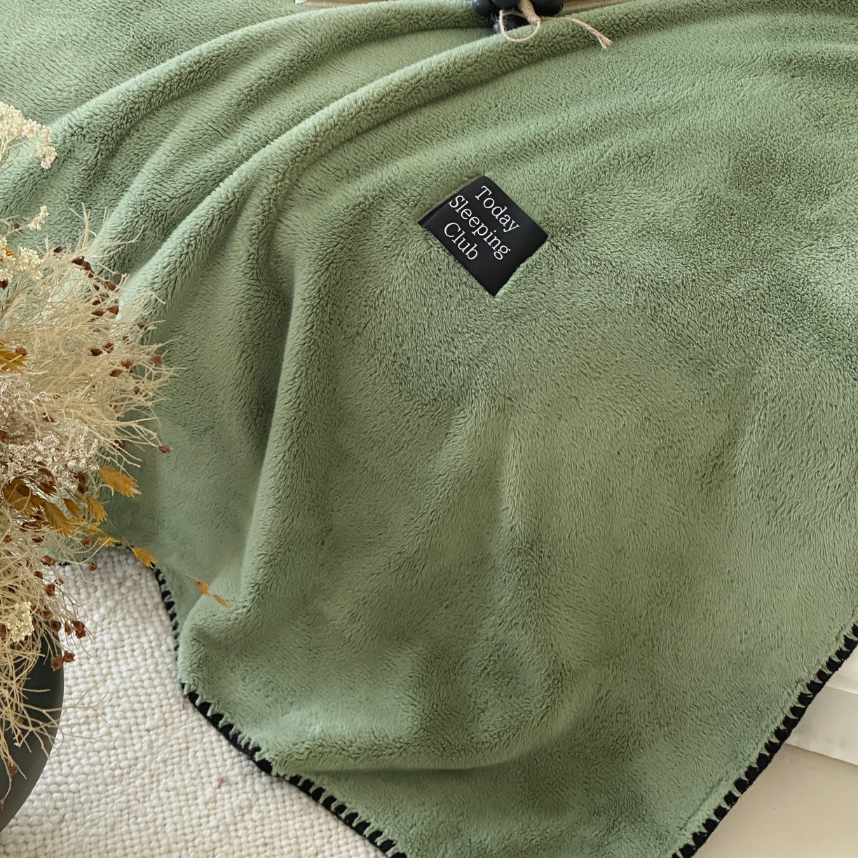 91家纺网 家纺一手货源 找家纺 三味舒屋 2025新款多用纯色双面牛奶绒毛毯 橄榄绿