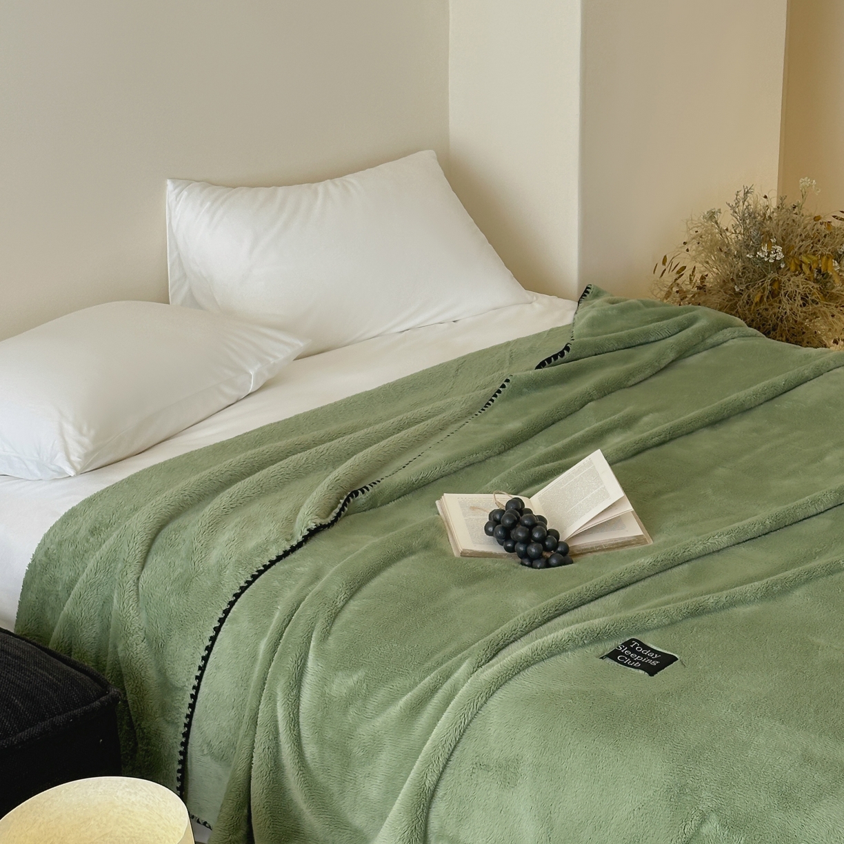 91家纺网 家纺一手货源 找家纺 三味舒屋 2025新款多用纯色双面牛奶绒毛毯 橄榄绿