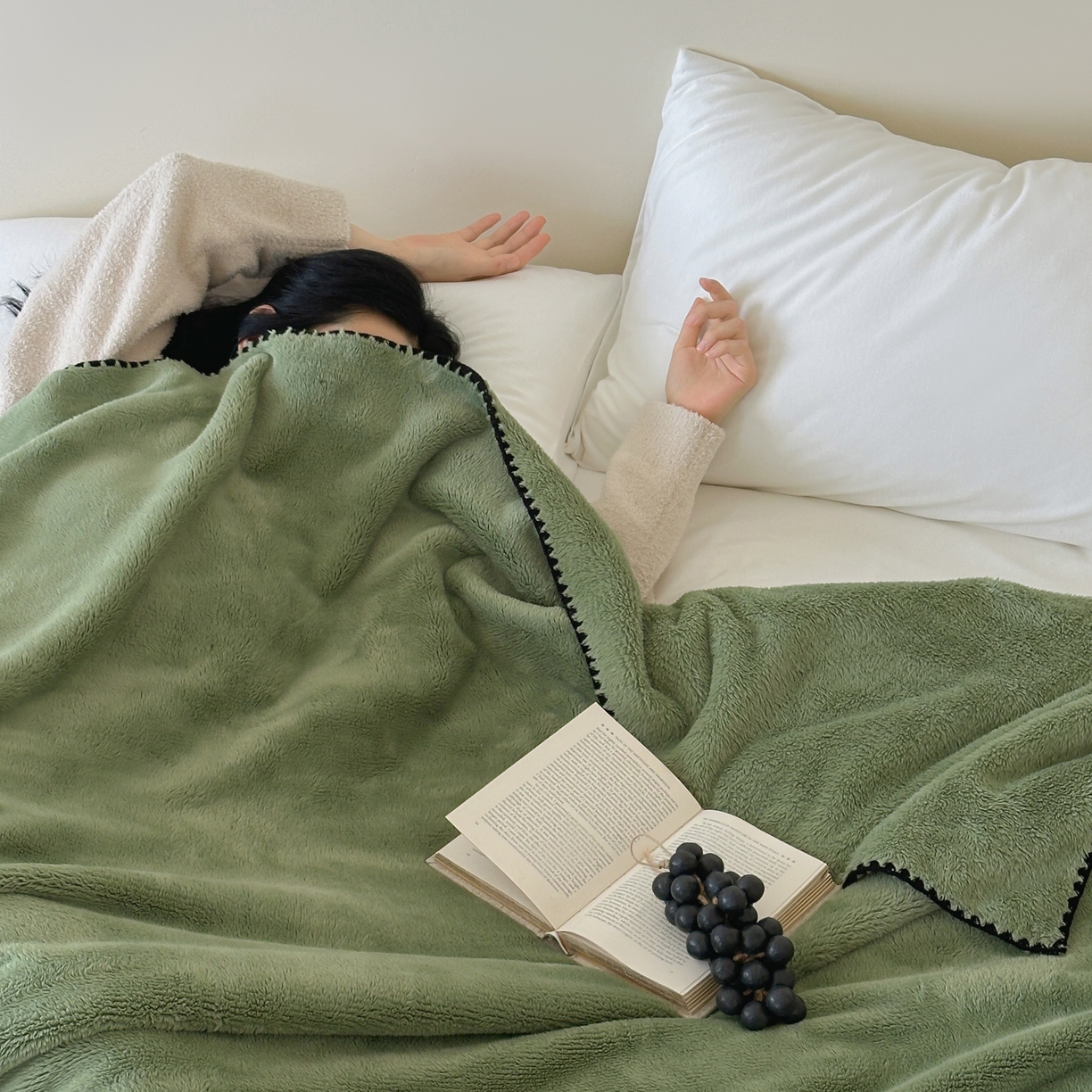 91家纺网 家纺一手货源 找家纺 三味舒屋 2025新款多用纯色双面牛奶绒毛毯 橄榄绿