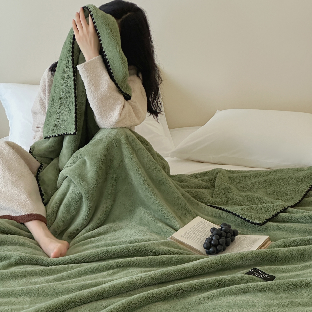 91家纺网 家纺一手货源 找家纺 三味舒屋 2025新款多用纯色双面牛奶绒毛毯 橄榄绿