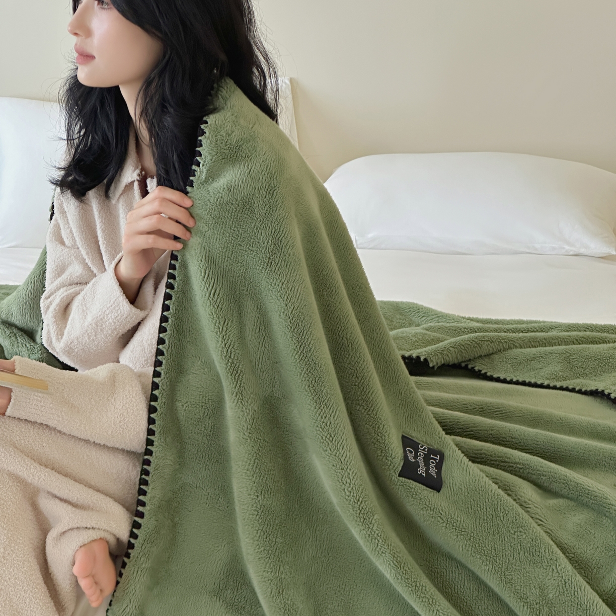 91家纺网 家纺一手货源 找家纺 三味舒屋 2025新款多用纯色双面牛奶绒毛毯 橄榄绿