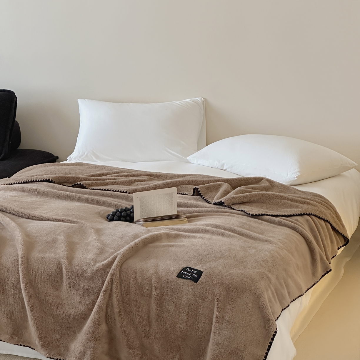 91家纺网 家纺一手货源 找家纺 三味舒屋 2025新款多用纯色双面牛奶绒毛毯 米咖