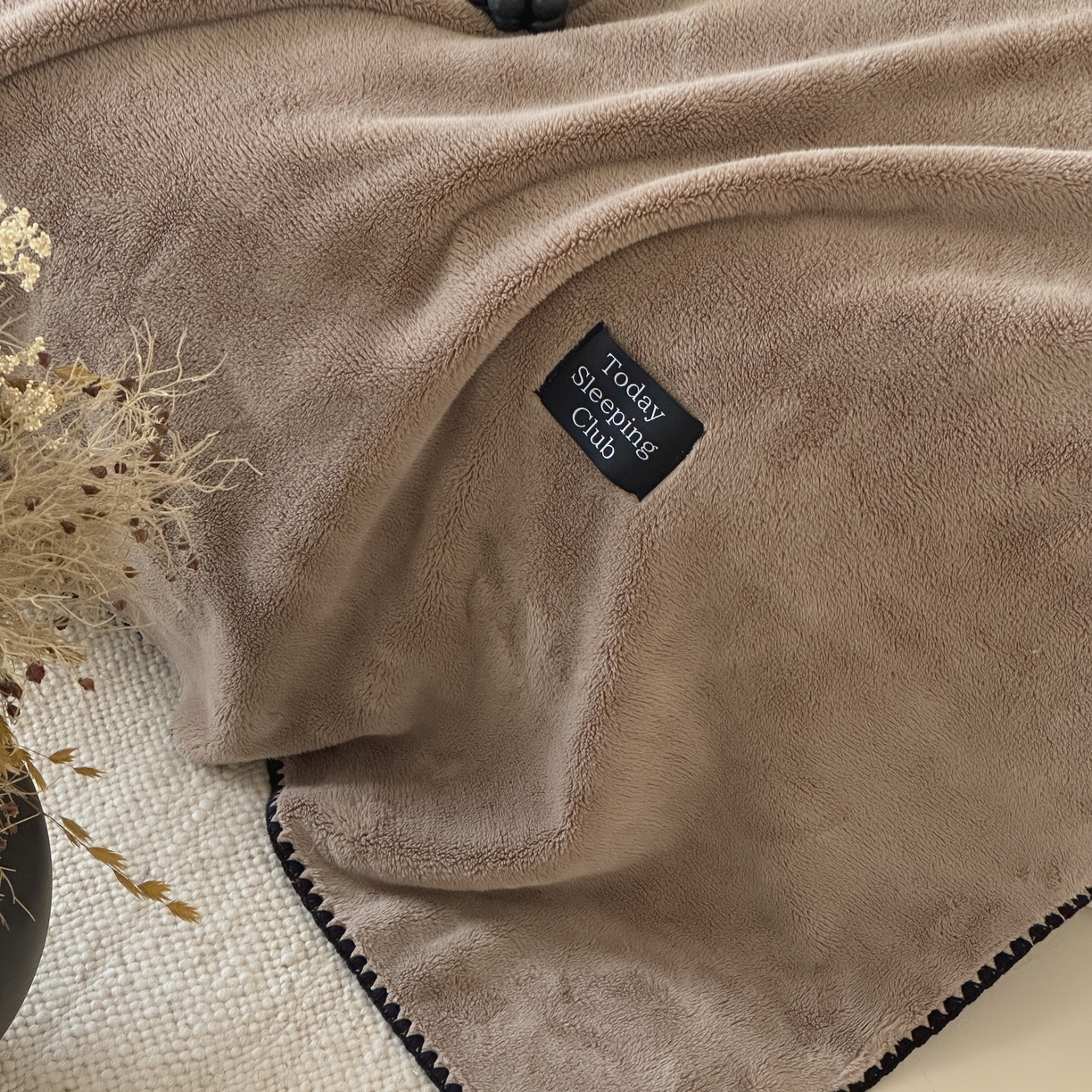 91家纺网 家纺一手货源 找家纺 三味舒屋 2025新款多用纯色双面牛奶绒毛毯 米咖