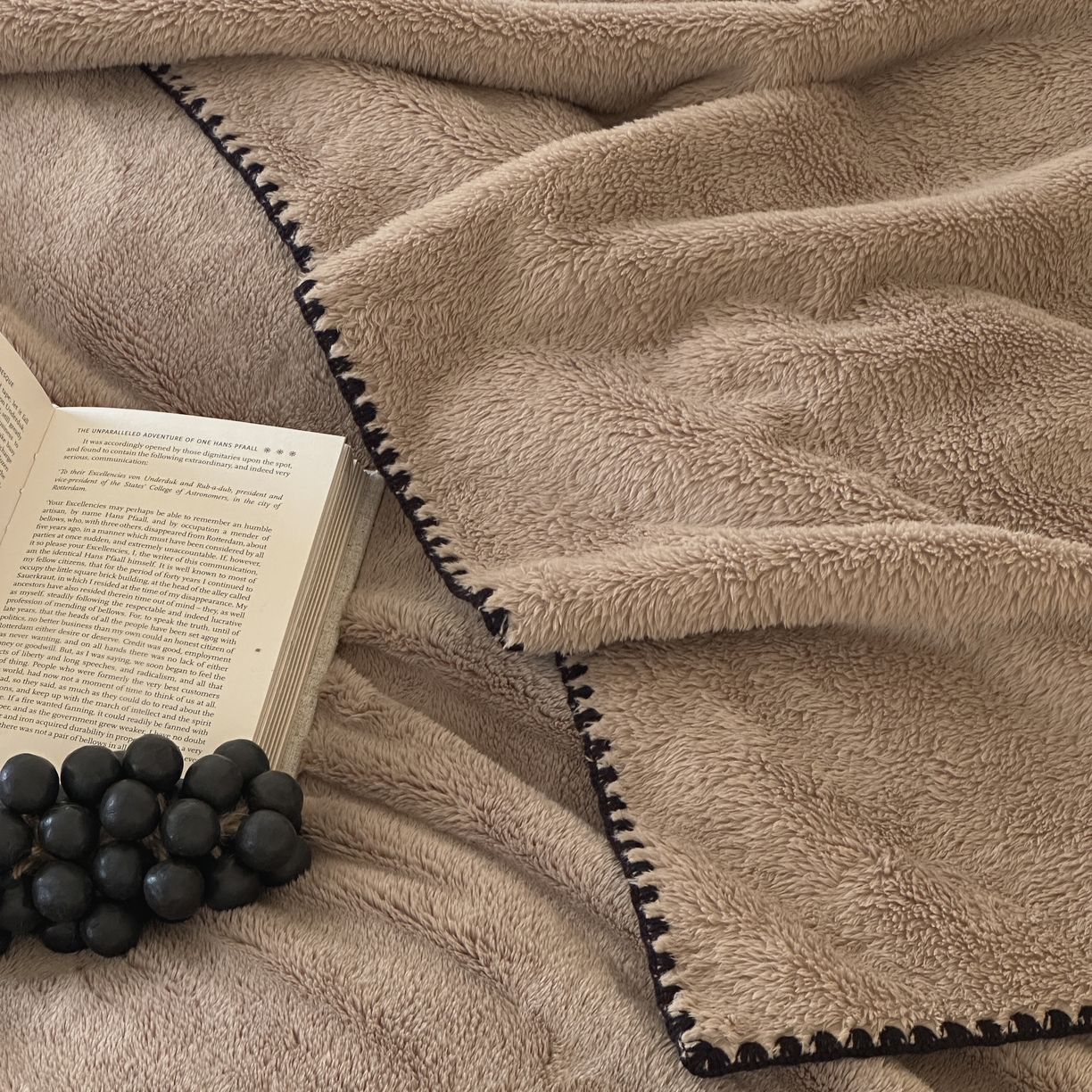 91家纺网 家纺一手货源 找家纺 三味舒屋 2025新款多用纯色双面牛奶绒毛毯 米咖