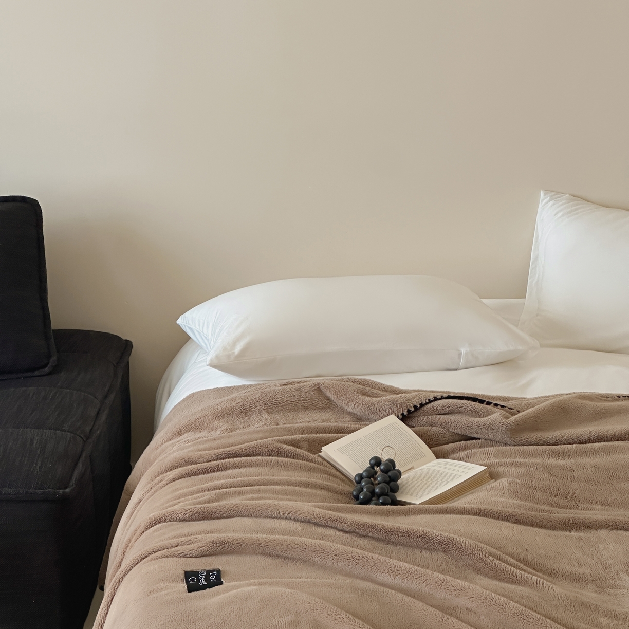 91家纺网 家纺一手货源 找家纺 三味舒屋 2025新款多用纯色双面牛奶绒毛毯 米咖