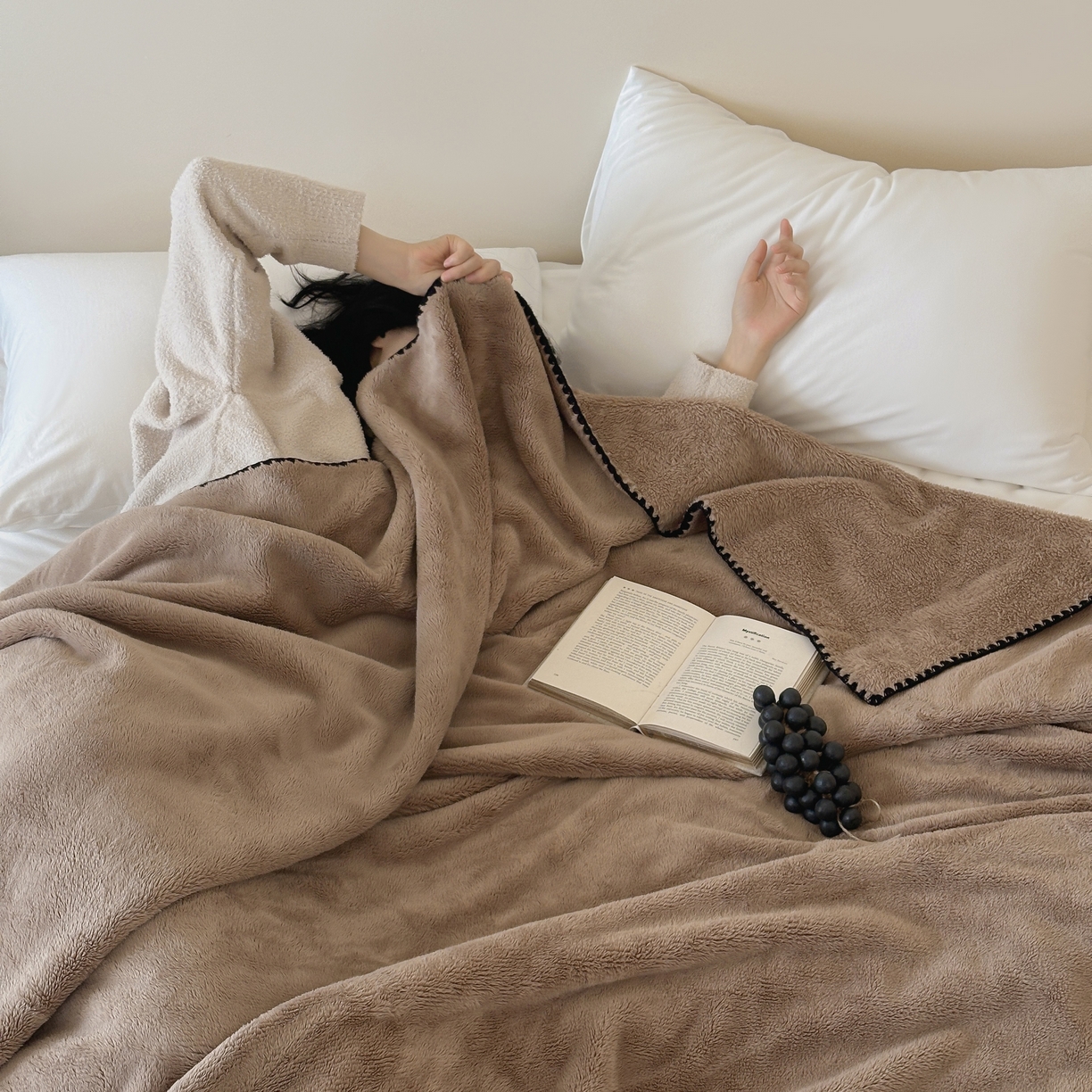 91家纺网 家纺一手货源 找家纺 三味舒屋 2025新款多用纯色双面牛奶绒毛毯 米咖