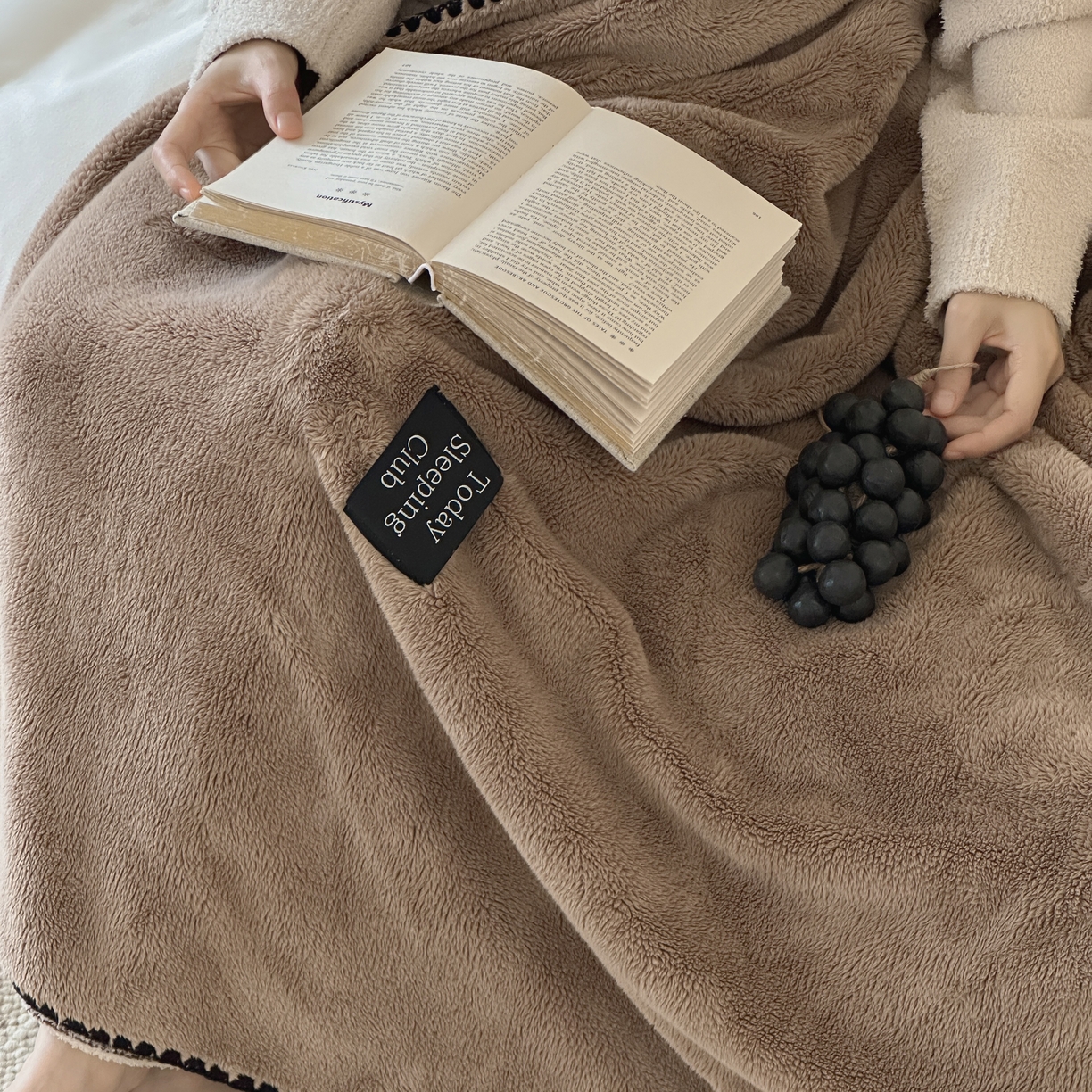 91家纺网 家纺一手货源 找家纺 三味舒屋 2025新款多用纯色双面牛奶绒毛毯 米咖