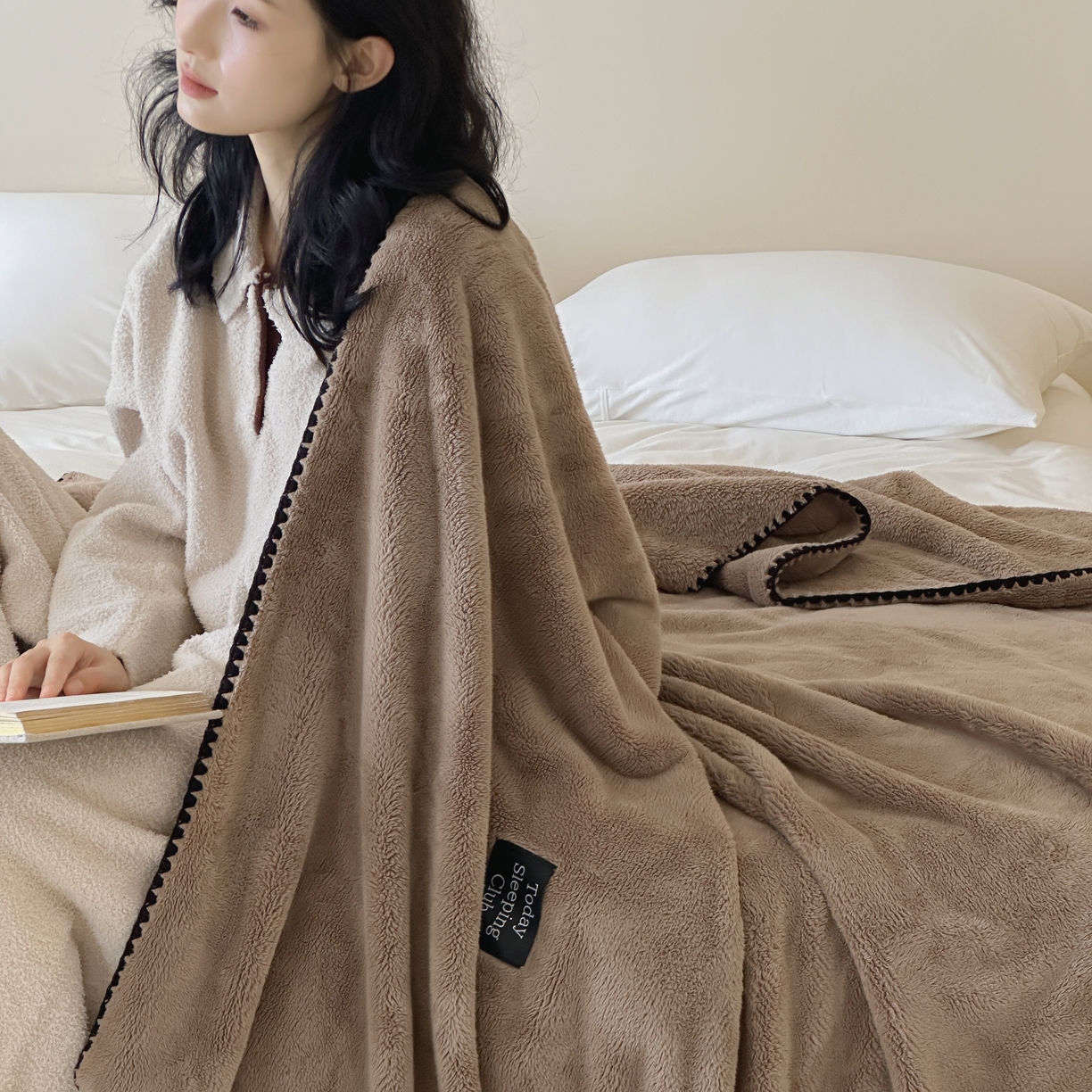 91家纺网 家纺一手货源 找家纺 三味舒屋 2025新款多用纯色双面牛奶绒毛毯 米咖