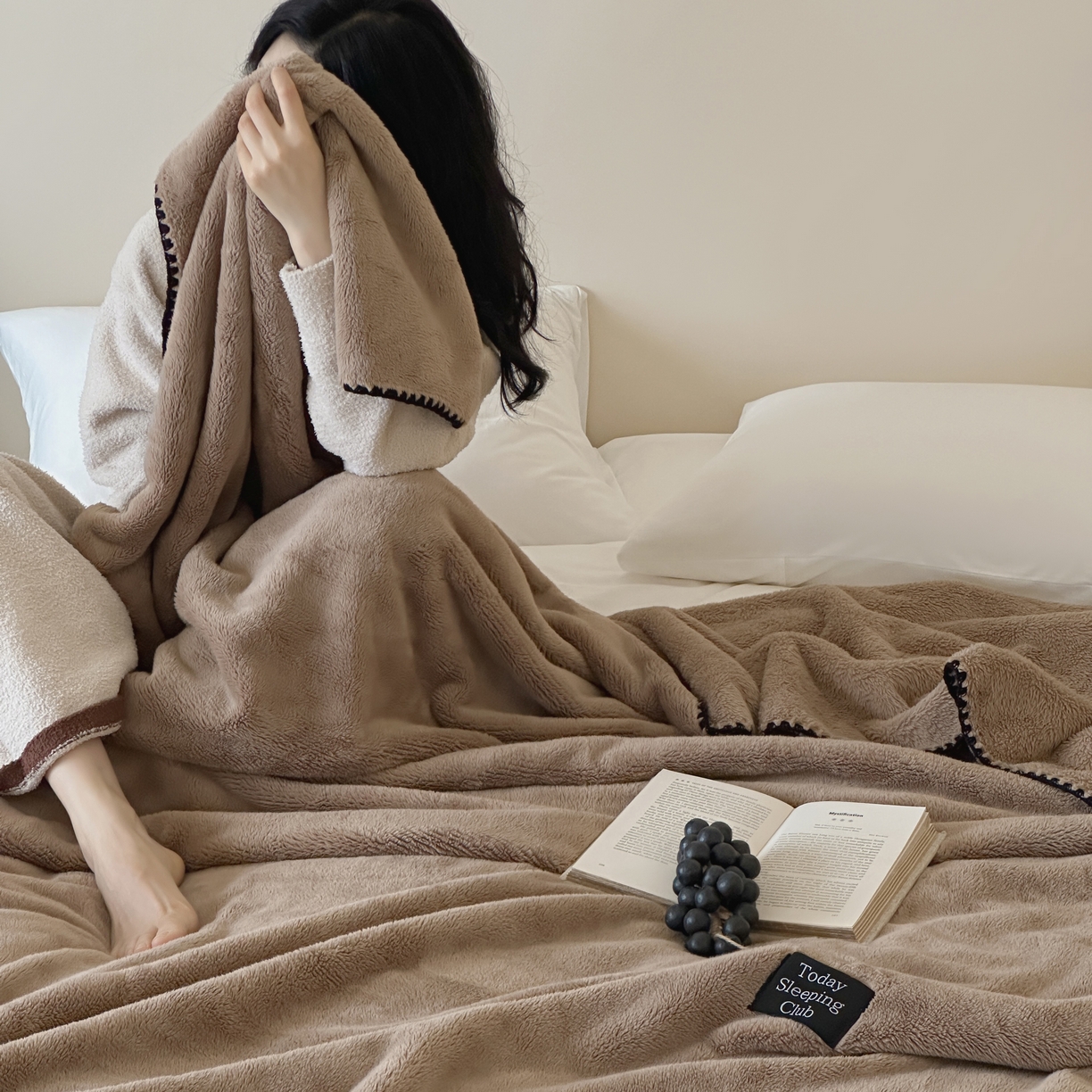 91家纺网 家纺一手货源 找家纺 三味舒屋 2025新款多用纯色双面牛奶绒毛毯 米咖