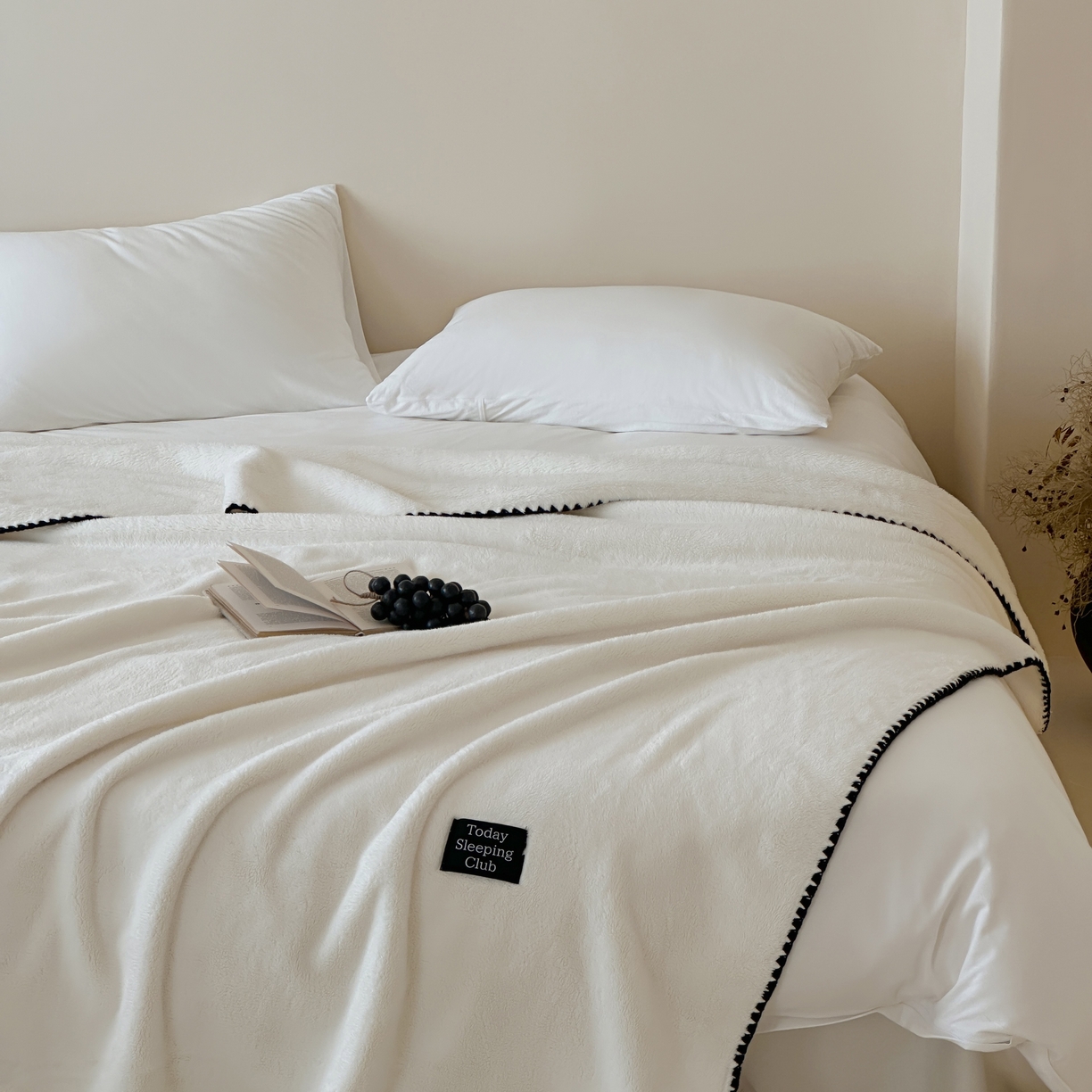 91家纺网 家纺一手货源 找家纺 三味舒屋 2025新款多用纯色双面牛奶绒毛毯 米月白