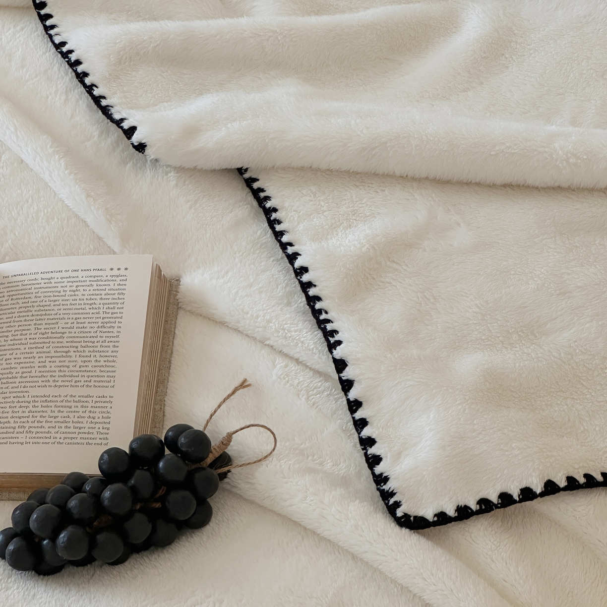 91家纺网 家纺一手货源 找家纺 三味舒屋 2025新款多用纯色双面牛奶绒毛毯 米月白