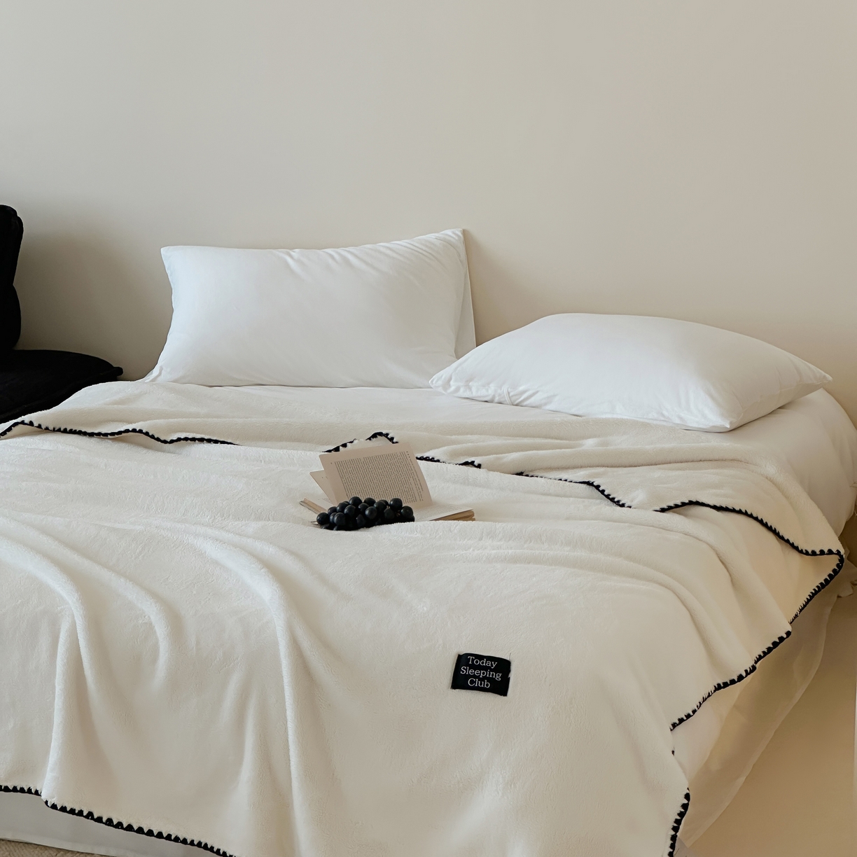 91家纺网 家纺一手货源 找家纺 三味舒屋 2025新款多用纯色双面牛奶绒毛毯 米月白