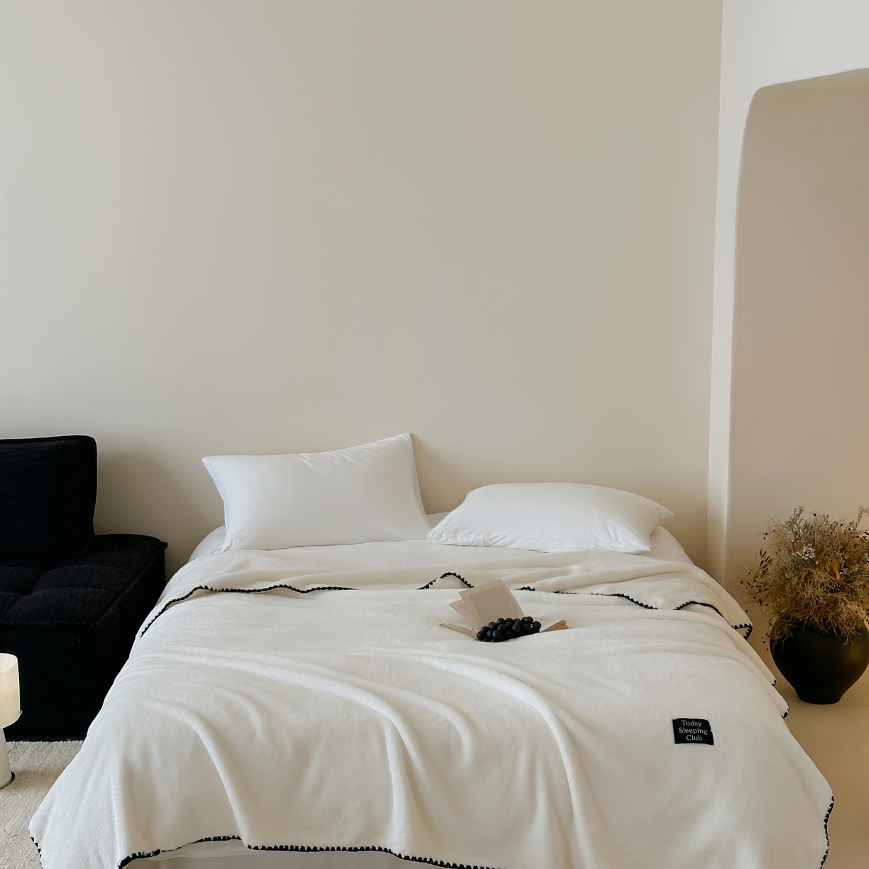 91家纺网 家纺一手货源 找家纺 三味舒屋 2025新款多用纯色双面牛奶绒毛毯 米月白