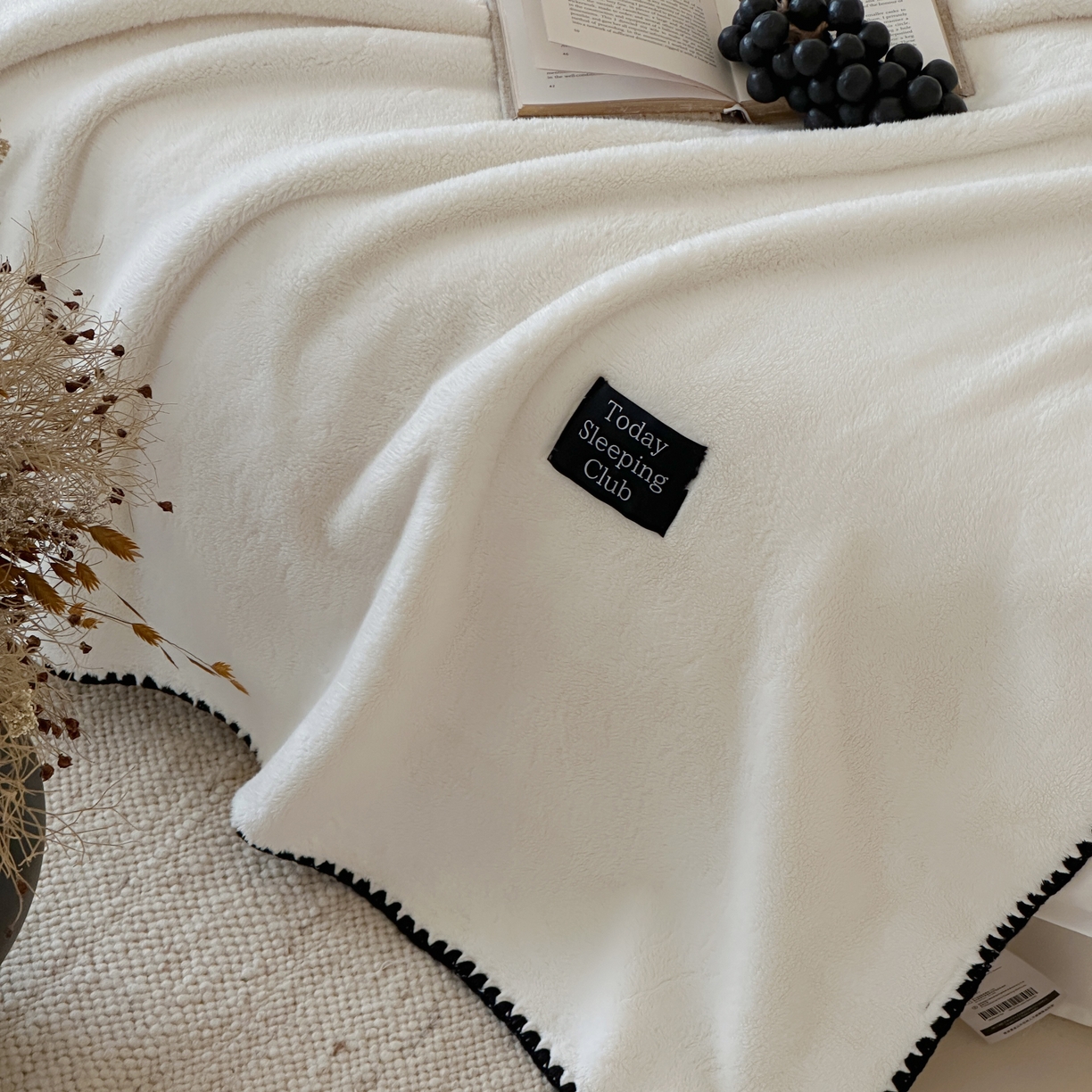 91家纺网 家纺一手货源 找家纺 三味舒屋 2025新款多用纯色双面牛奶绒毛毯 米月白