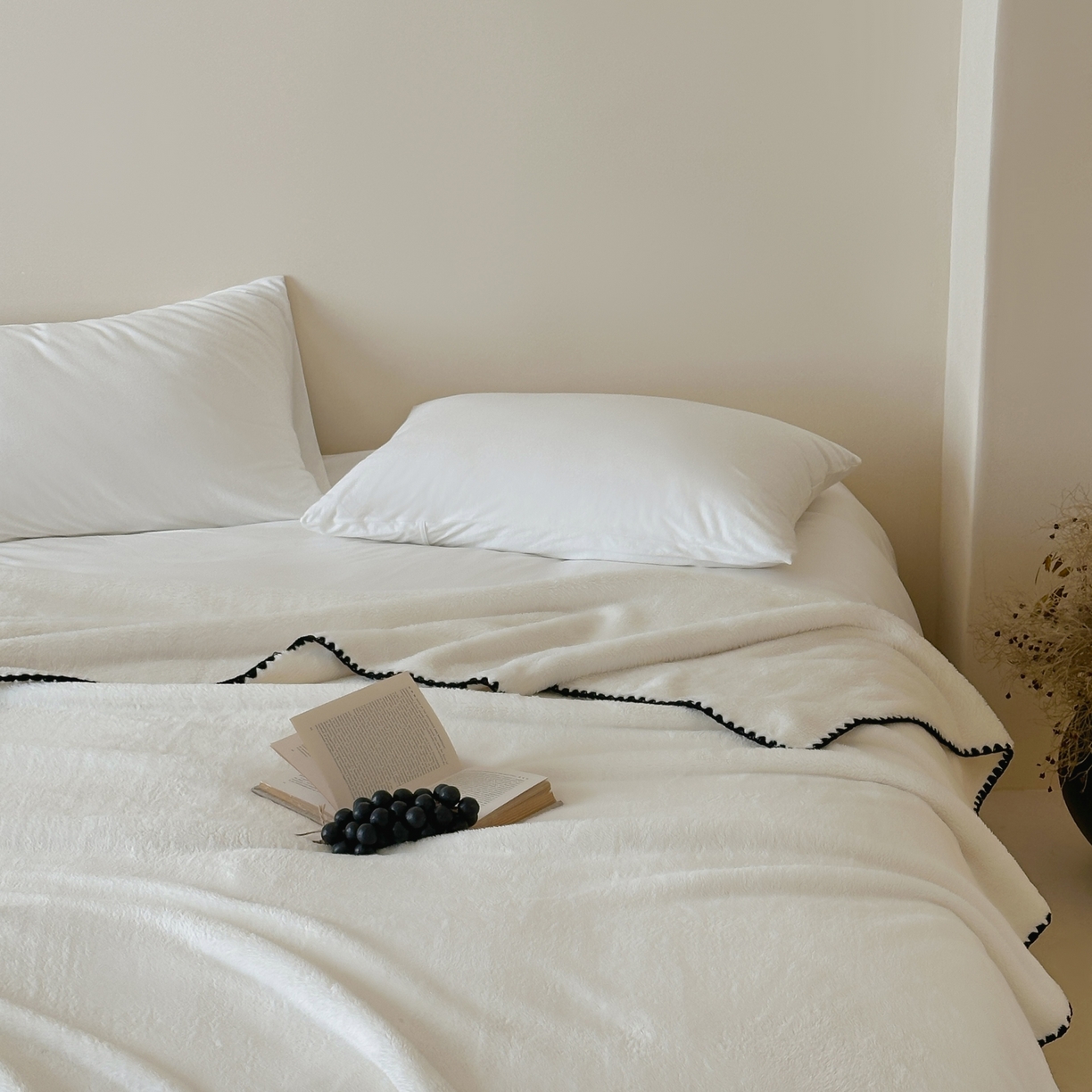 91家纺网 家纺一手货源 找家纺 三味舒屋 2025新款多用纯色双面牛奶绒毛毯 米月白