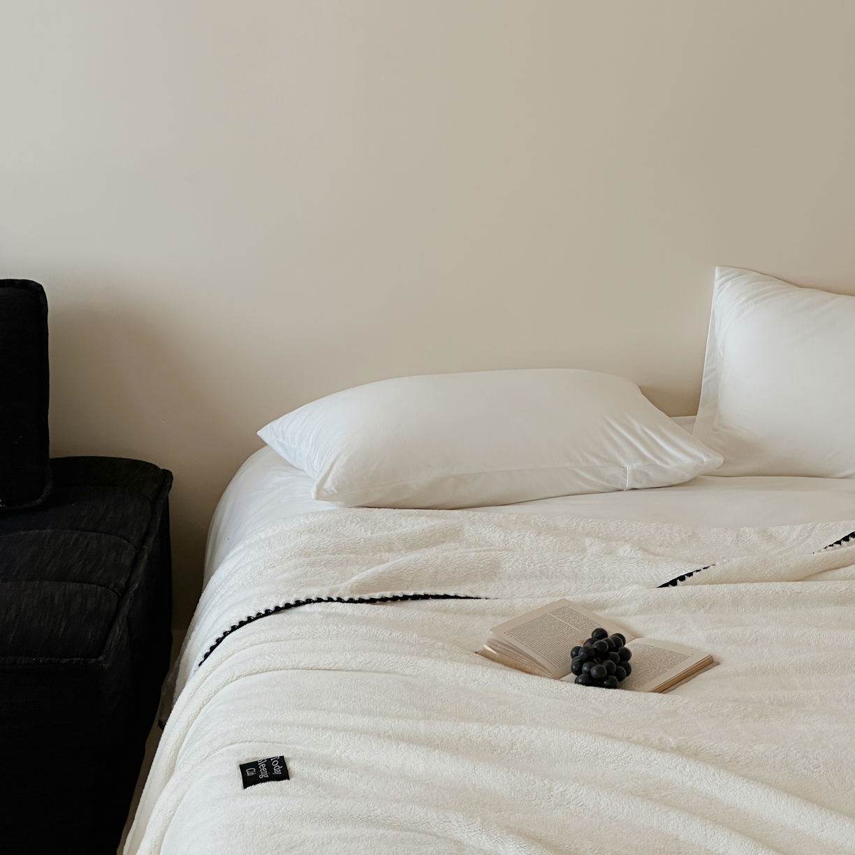 91家纺网 家纺一手货源 找家纺 三味舒屋 2025新款多用纯色双面牛奶绒毛毯 米月白