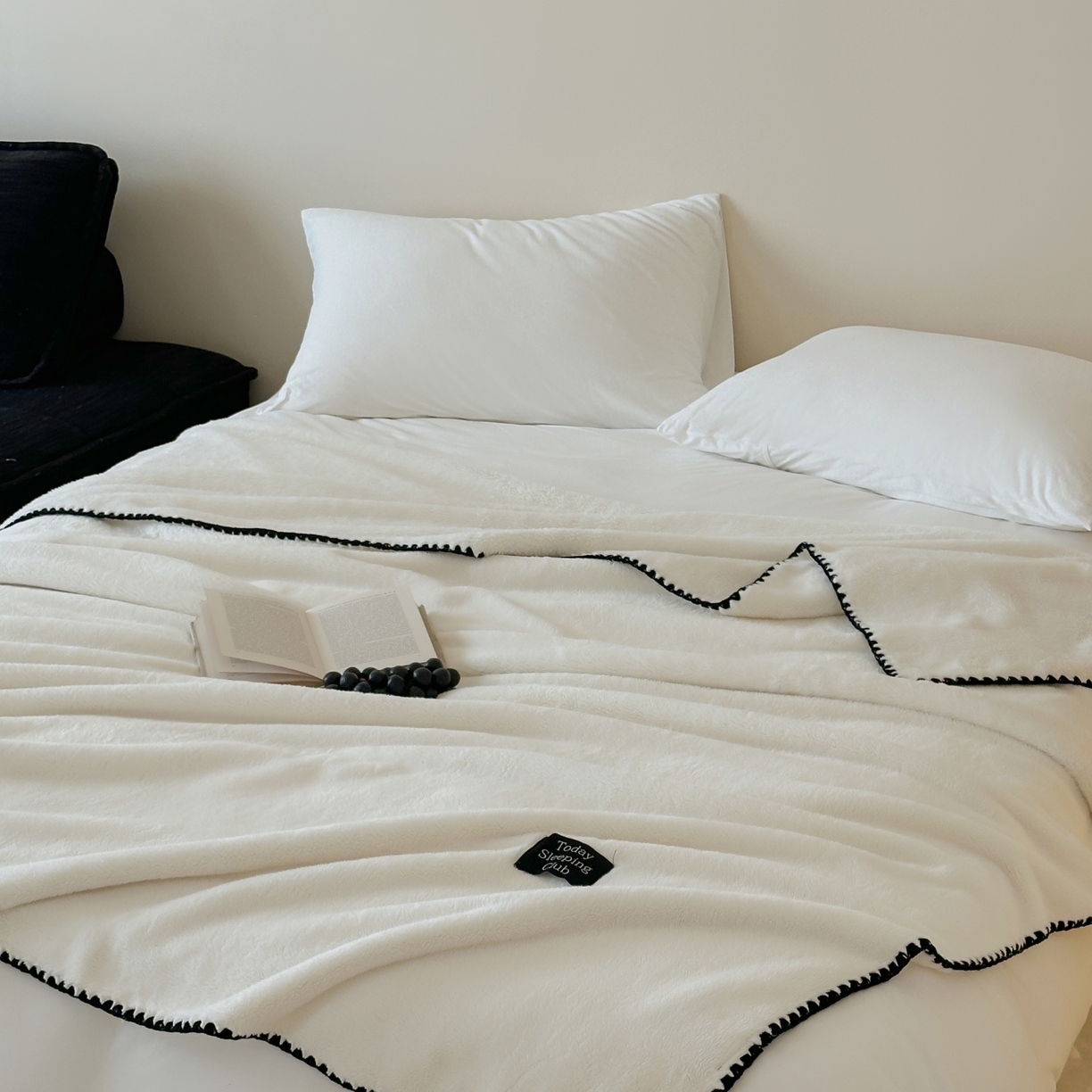 91家纺网 家纺一手货源 找家纺 三味舒屋 2025新款多用纯色双面牛奶绒毛毯 米月白