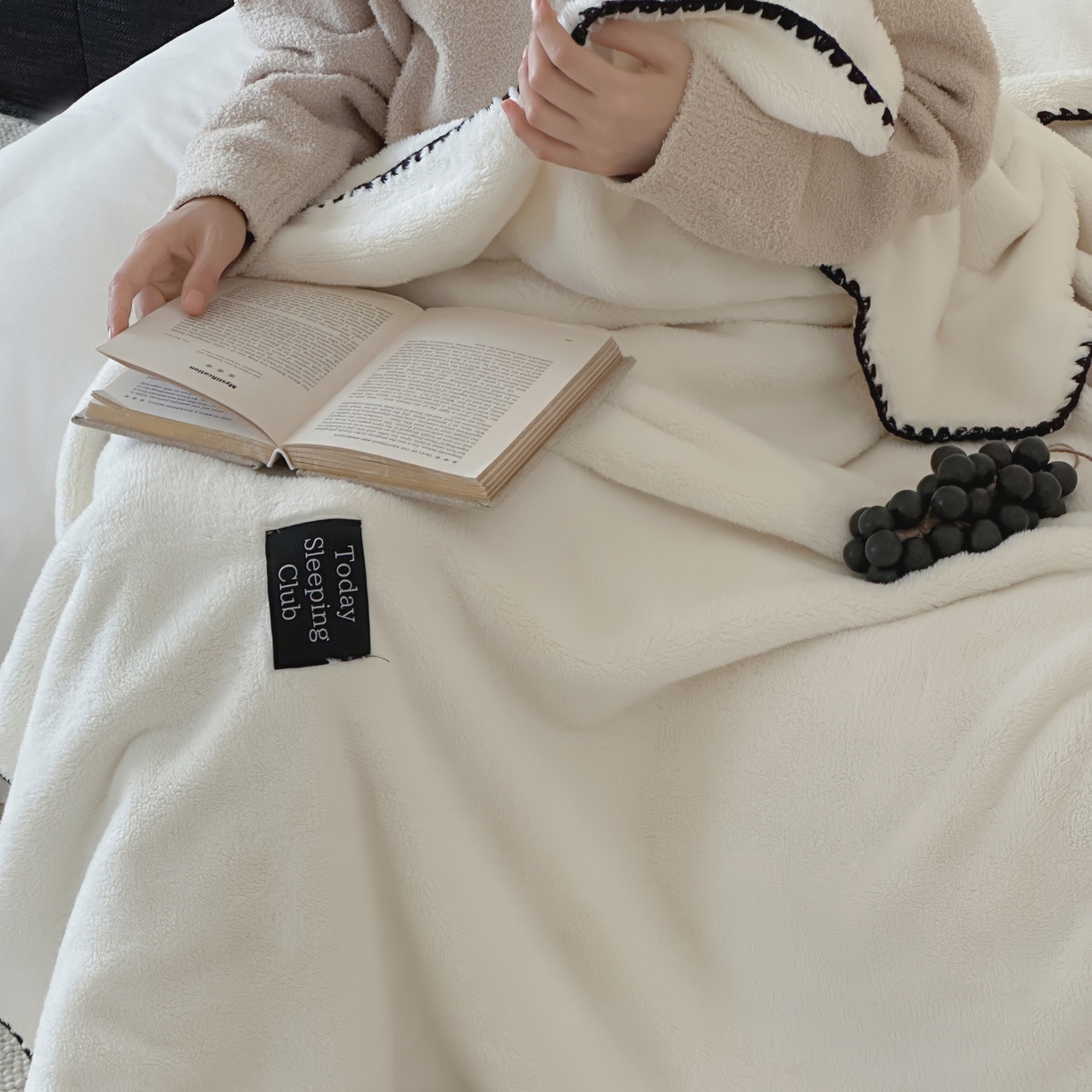 91家纺网 家纺一手货源 找家纺 三味舒屋 2025新款多用纯色双面牛奶绒毛毯 米月白