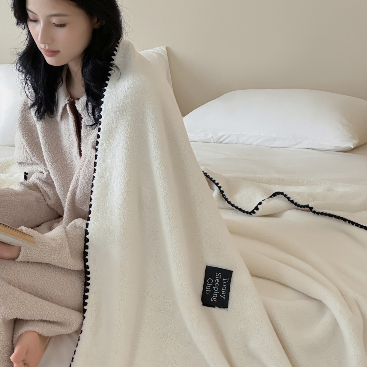 91家纺网 家纺一手货源 找家纺 三味舒屋 2025新款多用纯色双面牛奶绒毛毯 米月白