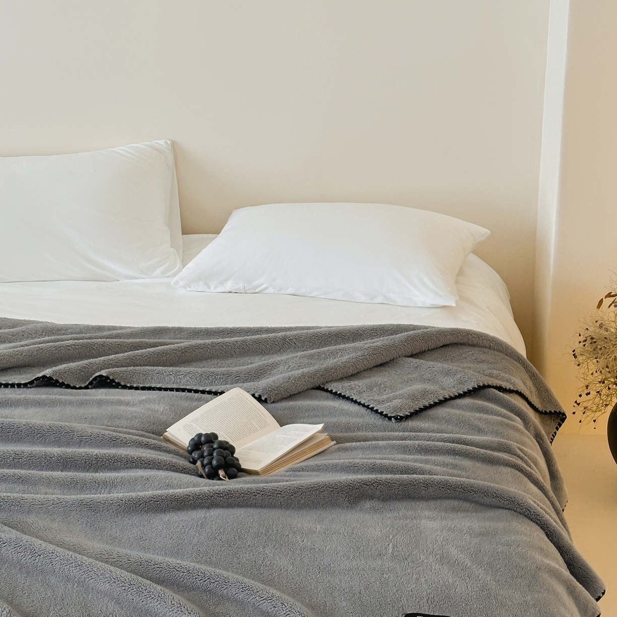 91家纺网 家纺一手货源 找家纺 三味舒屋 2025新款多用纯色双面牛奶绒毛毯 深空灰