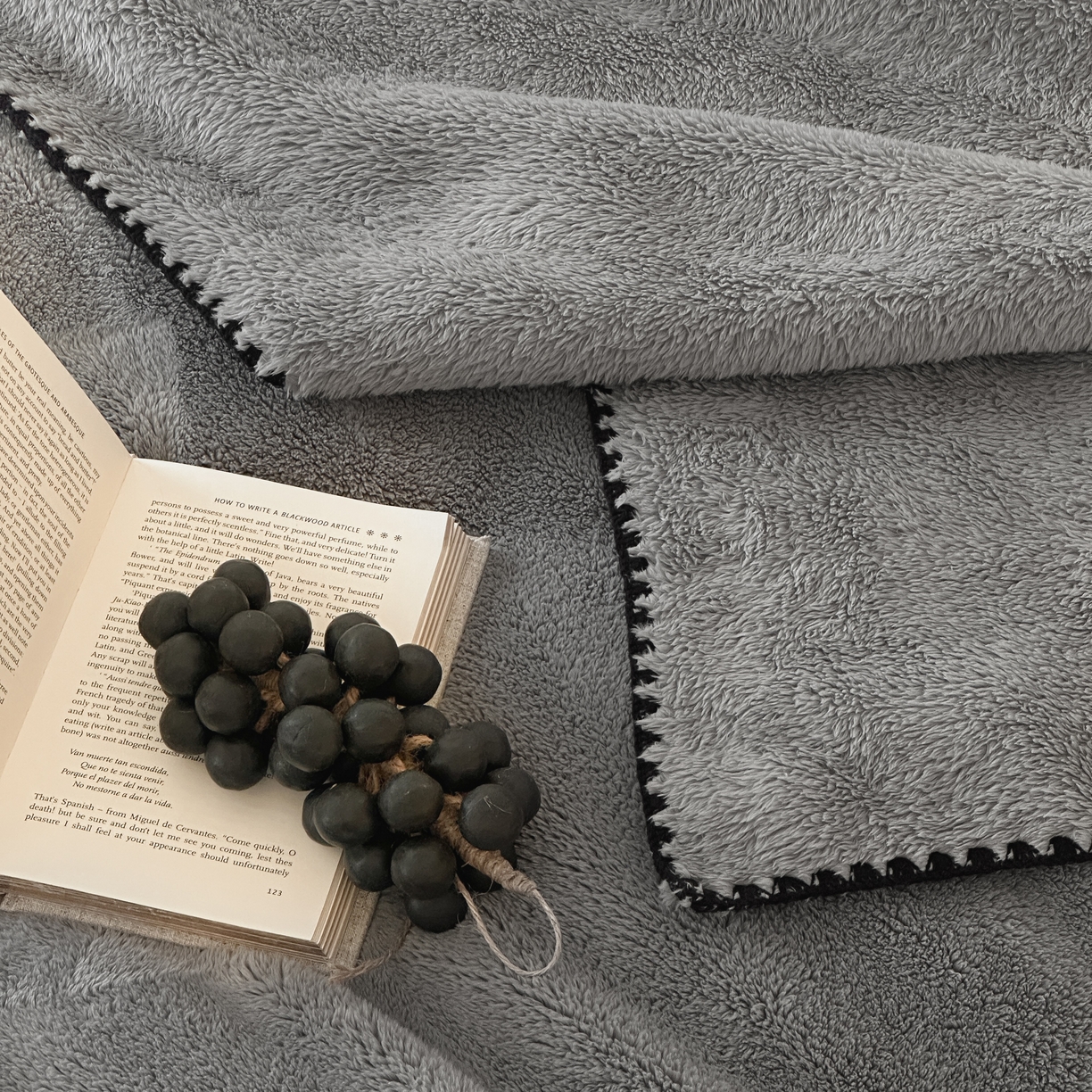 91家纺网 家纺一手货源 找家纺 三味舒屋 2025新款多用纯色双面牛奶绒毛毯 深空灰