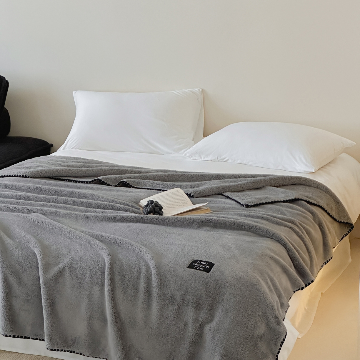 91家纺网 家纺一手货源 找家纺 三味舒屋 2025新款多用纯色双面牛奶绒毛毯 深空灰