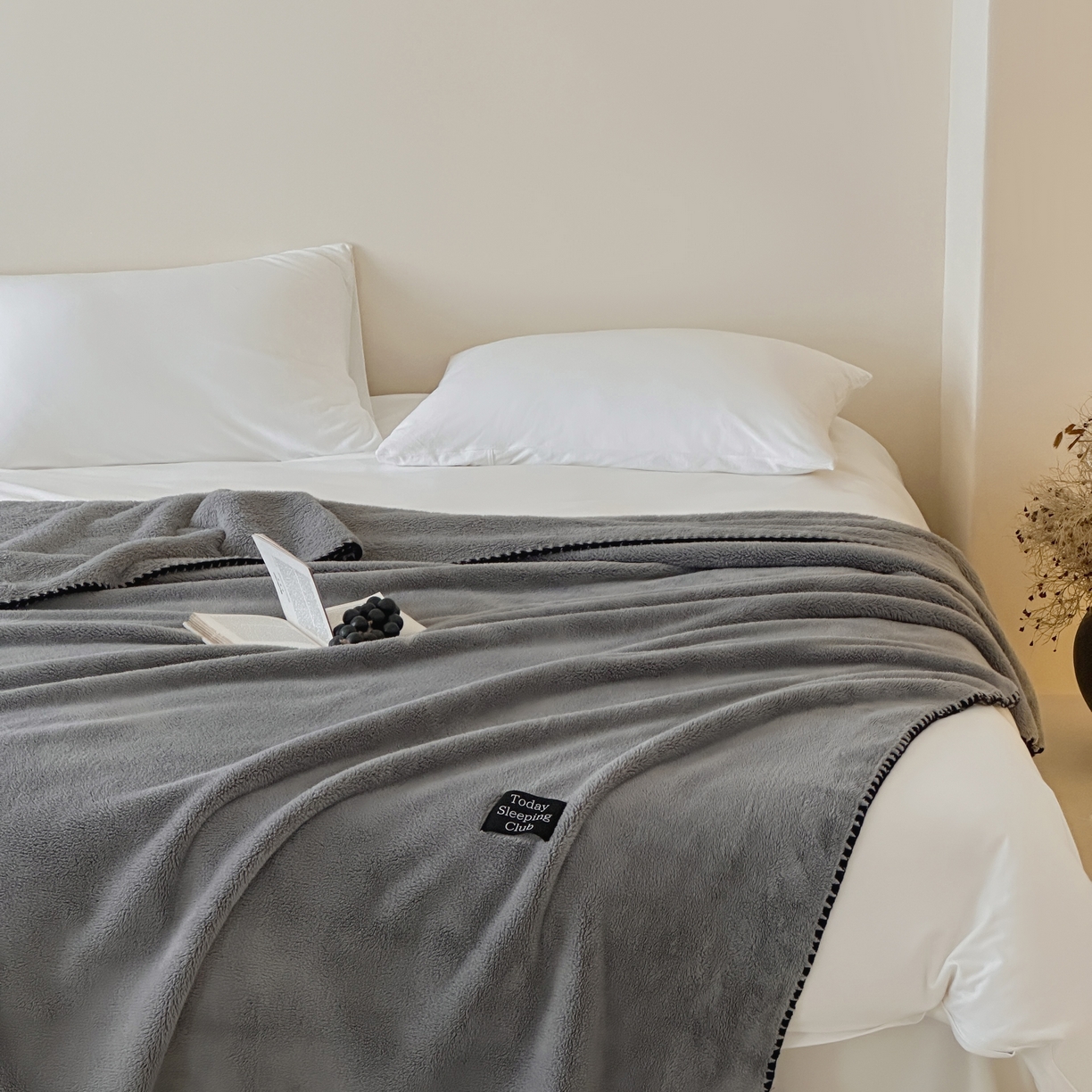 91家纺网 家纺一手货源 找家纺 三味舒屋 2025新款多用纯色双面牛奶绒毛毯 深空灰