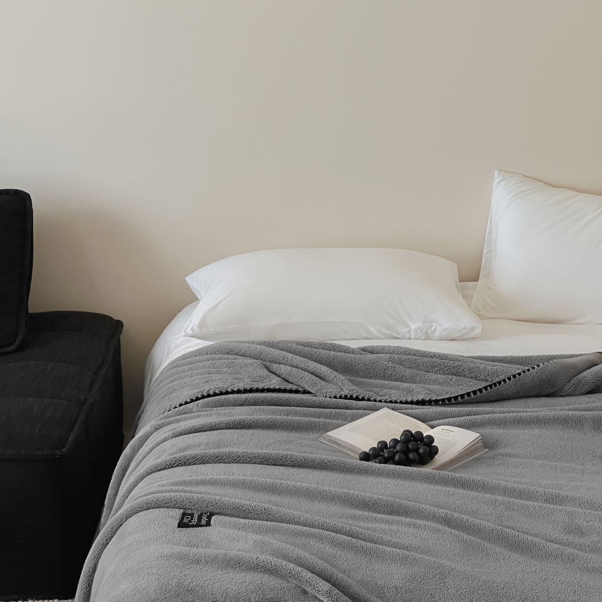 91家纺网 家纺一手货源 找家纺 三味舒屋 2025新款多用纯色双面牛奶绒毛毯 深空灰