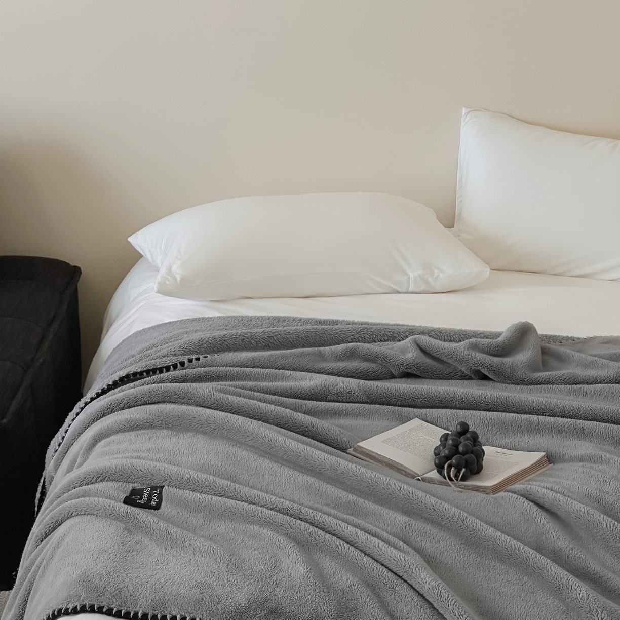 91家纺网 家纺一手货源 找家纺 三味舒屋 2025新款多用纯色双面牛奶绒毛毯 深空灰