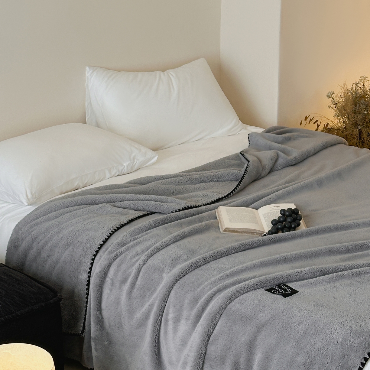 91家纺网 家纺一手货源 找家纺 三味舒屋 2025新款多用纯色双面牛奶绒毛毯 深空灰