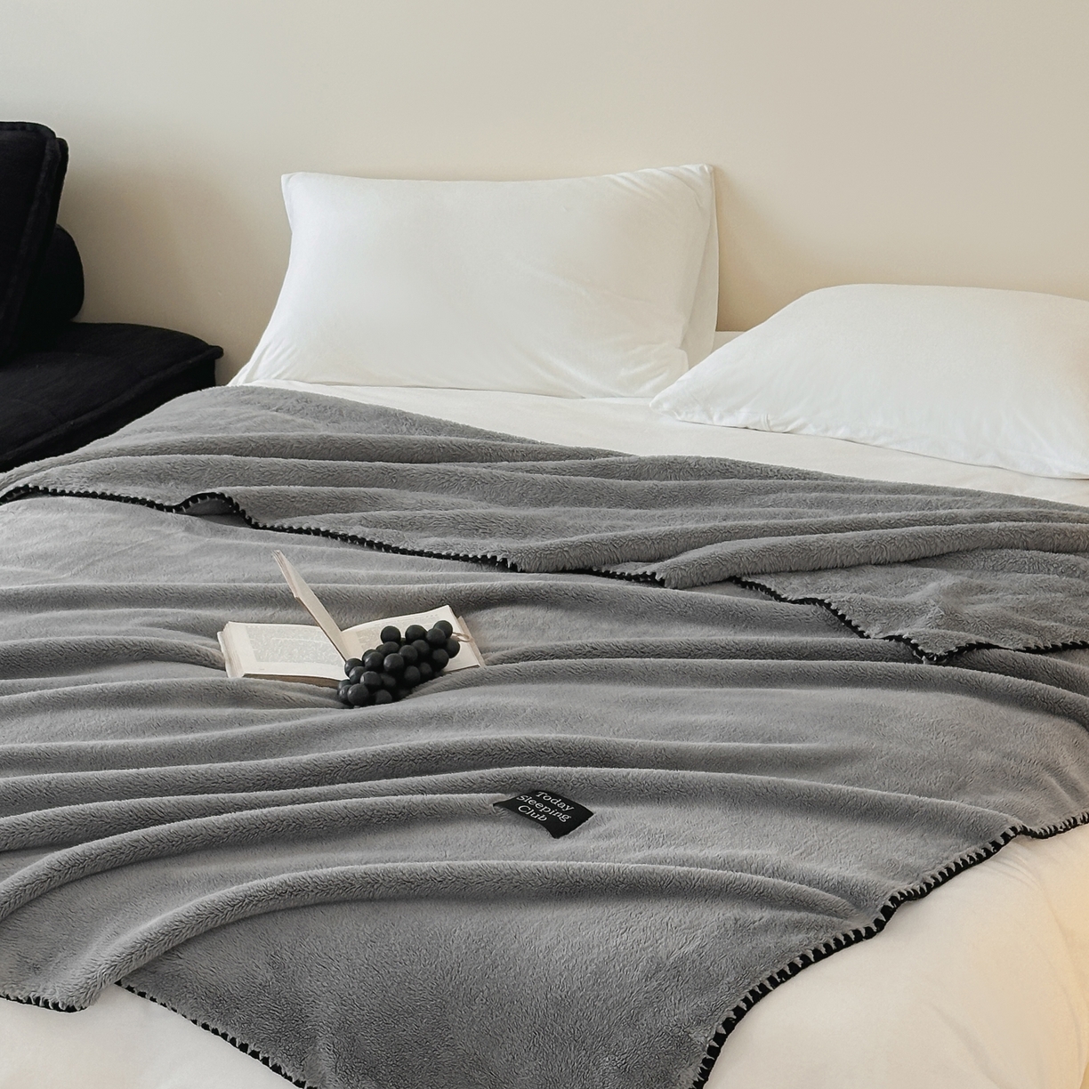 91家纺网 家纺一手货源 找家纺 三味舒屋 2025新款多用纯色双面牛奶绒毛毯 深空灰