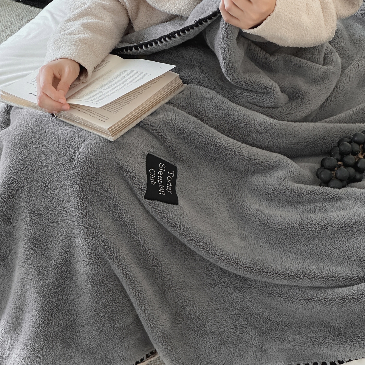 91家纺网 家纺一手货源 找家纺 三味舒屋 2025新款多用纯色双面牛奶绒毛毯 深空灰