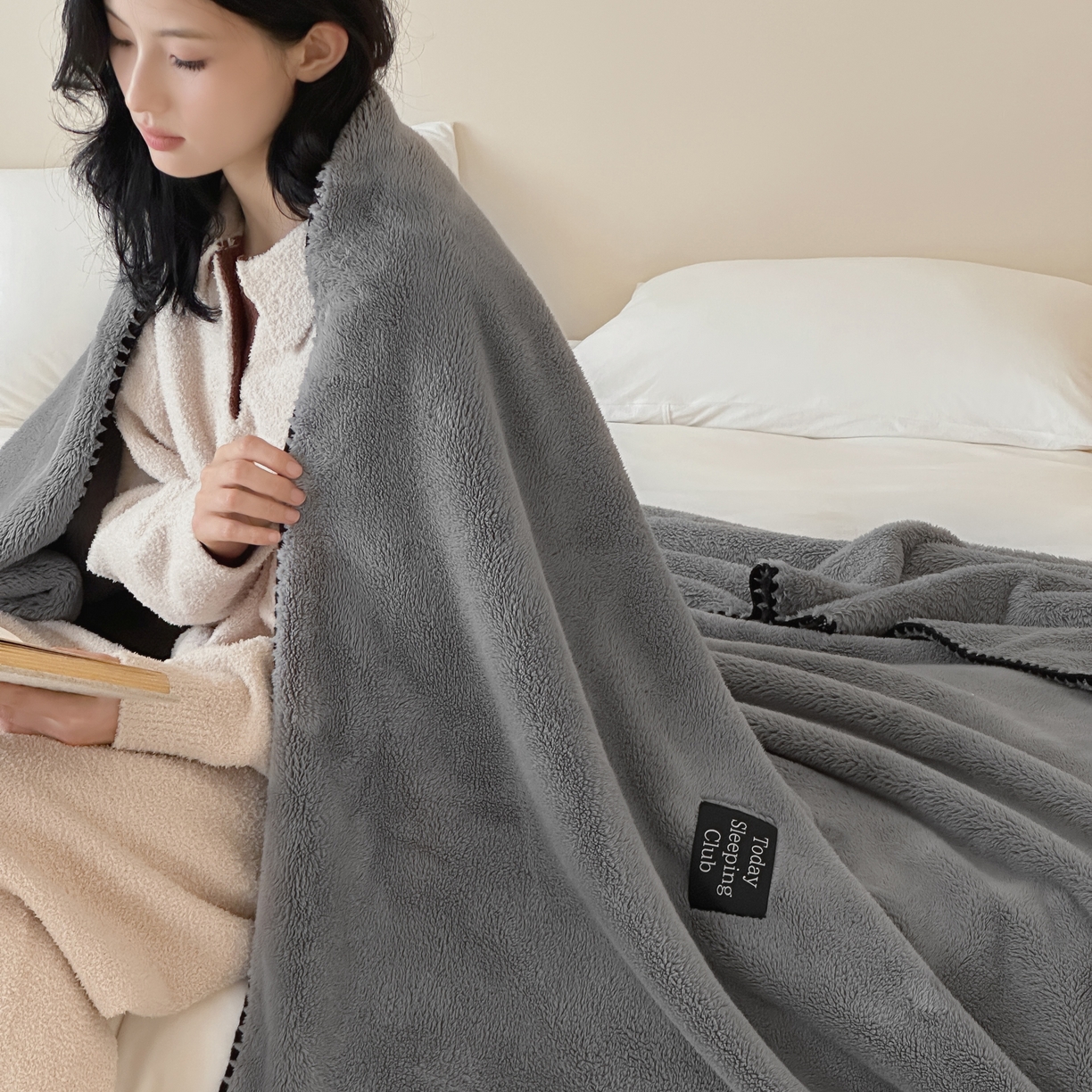 91家纺网 家纺一手货源 找家纺 三味舒屋 2025新款多用纯色双面牛奶绒毛毯 深空灰