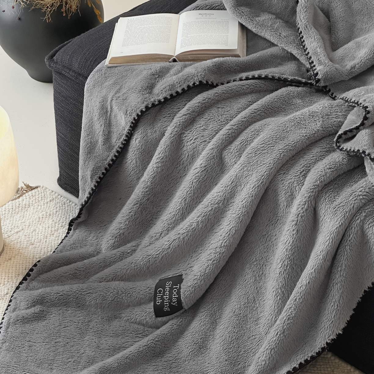 91家纺网 家纺一手货源 找家纺 三味舒屋 2025新款多用纯色双面牛奶绒毛毯 深空灰