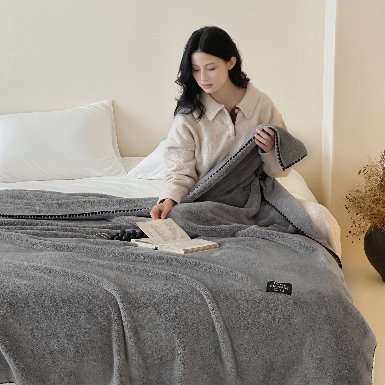91家纺网 家纺一手货源 找家纺 三味舒屋 2025新款多用纯色双面牛奶绒毛毯 深空灰