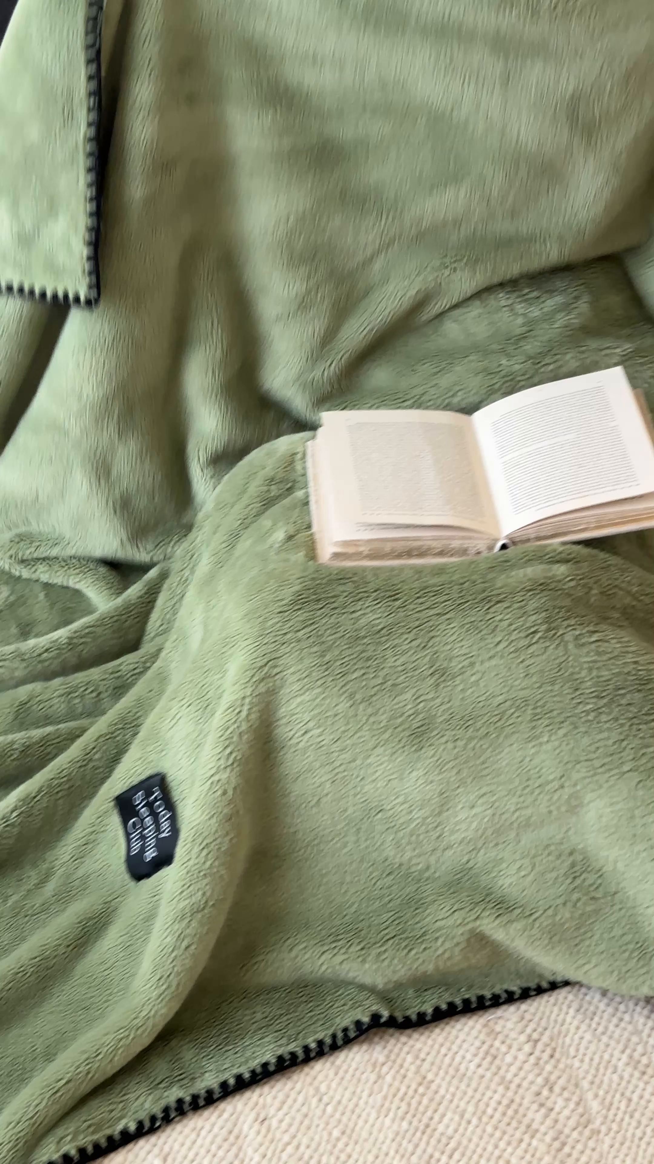 91家纺网 家纺一手货源 找家纺 三味舒屋 2025新款多用纯色双面牛奶绒毛毯 橄榄绿