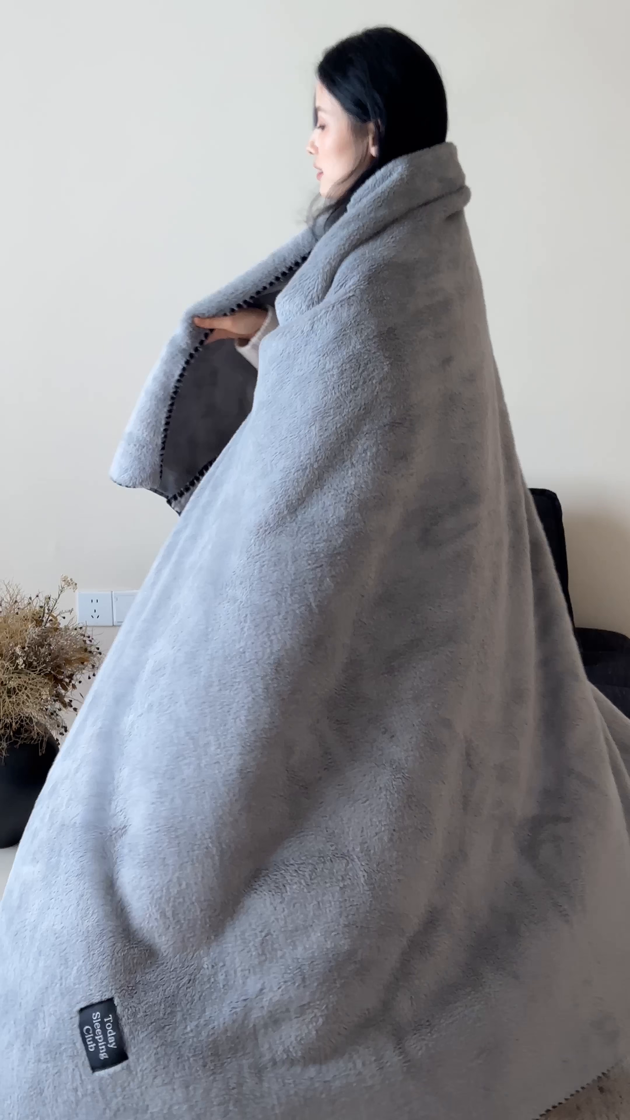 91家纺网 家纺一手货源 找家纺 三味舒屋 2025新款多用纯色双面牛奶绒毛毯 深空灰