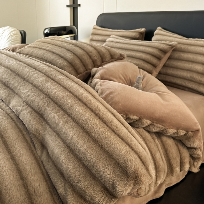 91家纺网 家纺一手货源 找家纺 （总）梵克保罗 2025秋冬新款加厚美拉德仿兔毛皮草抽条牛奶绒四件套