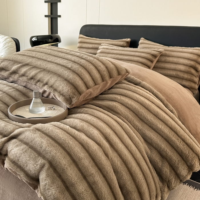 91家纺网 家纺一手货源 找家纺 （总）梵克保罗 2025秋冬新款加厚美拉德仿兔毛皮草抽条牛奶绒四件套