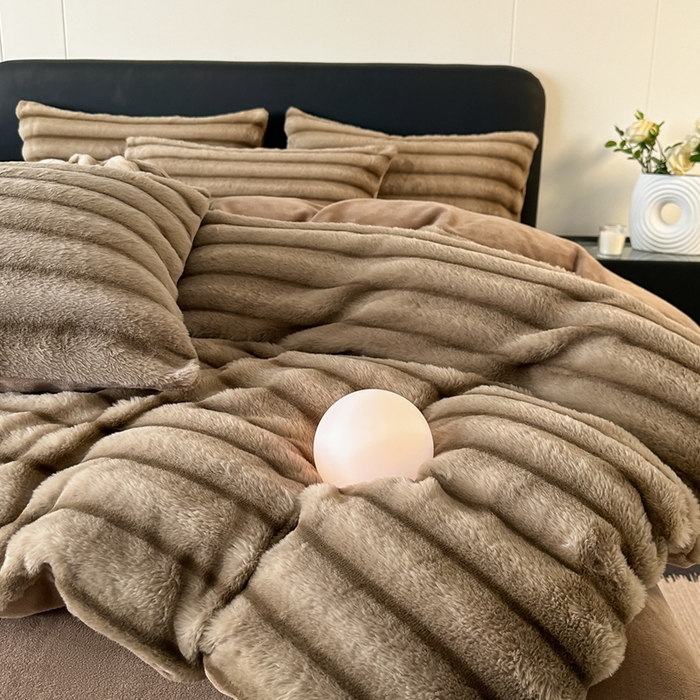 91家纺网 家纺一手货源 找家纺 （总）梵克保罗 2025秋冬新款加厚美拉德仿兔毛皮草抽条牛奶绒四件套