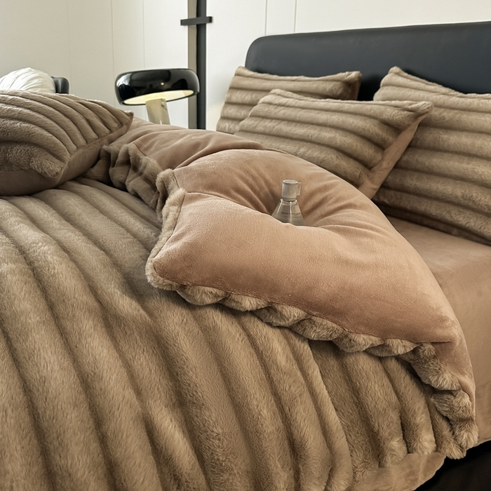 91家纺网 家纺一手货源 找家纺 （总）梵克保罗 2025秋冬新款加厚美拉德仿兔毛皮草抽条牛奶绒四件套