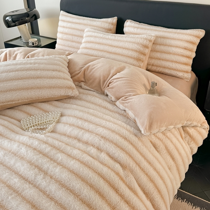 91家纺网 家纺一手货源 找家纺 梵克保罗 2025秋冬新款加厚美拉德仿兔毛皮草抽条牛奶绒四件套 奶油白