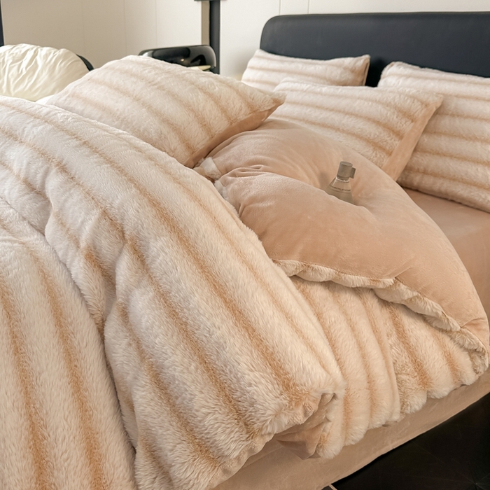 91家纺网 家纺一手货源 找家纺 梵克保罗 2025秋冬新款加厚美拉德仿兔毛皮草抽条牛奶绒四件套 奶油白