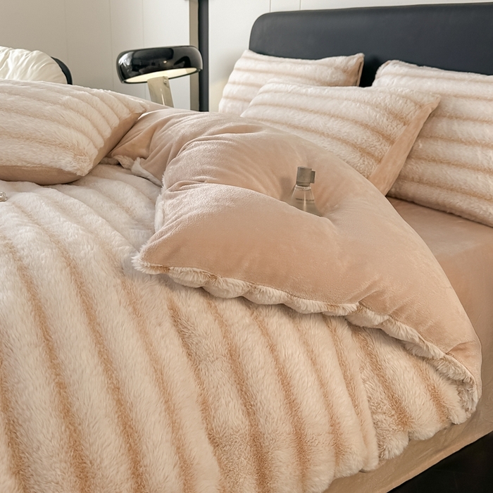 91家纺网 家纺一手货源 找家纺 梵克保罗 2025秋冬新款加厚美拉德仿兔毛皮草抽条牛奶绒四件套 奶油白