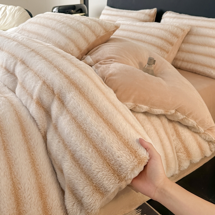 91家纺网 家纺一手货源 找家纺 梵克保罗 2025秋冬新款加厚美拉德仿兔毛皮草抽条牛奶绒四件套 奶油白