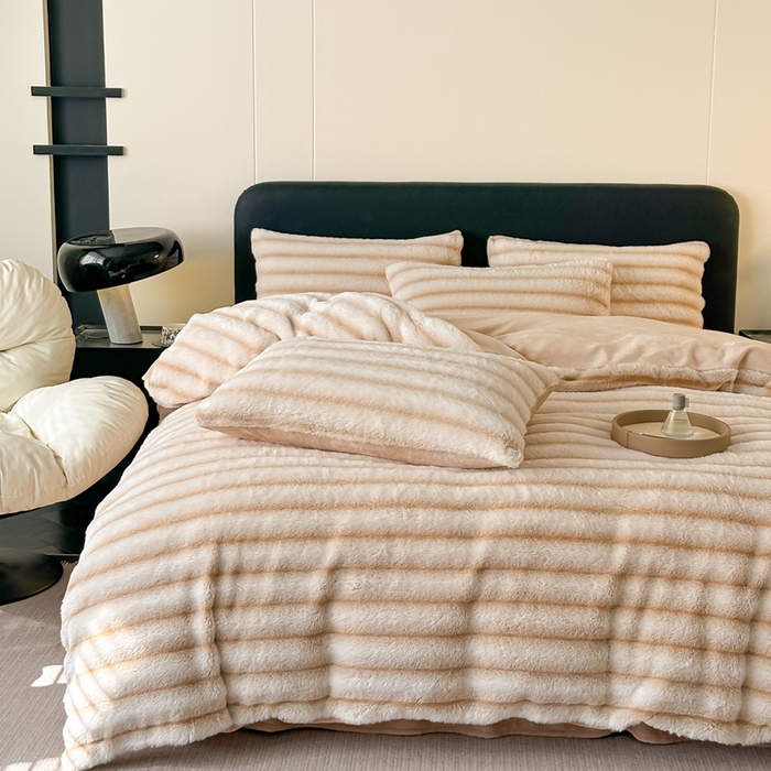 91家纺网 家纺一手货源 找家纺 梵克保罗 2025秋冬新款加厚美拉德仿兔毛皮草抽条牛奶绒四件套 奶油白