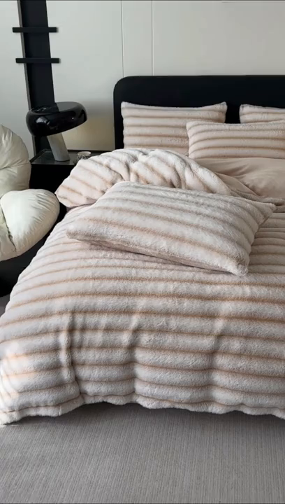 91家纺网 家纺一手货源 找家纺 梵克保罗 2025秋冬新款加厚美拉德仿兔毛皮草抽条牛奶绒四件套 奶油白