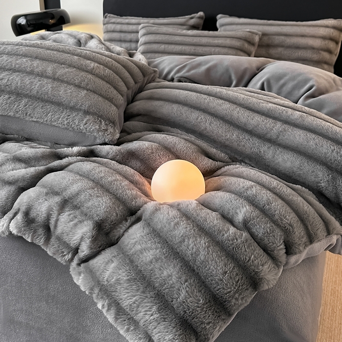 91家纺网 家纺一手货源 找家纺 梵克保罗 2025秋冬新款加厚美拉德仿兔毛皮草抽条牛奶绒四件套 时尚灰