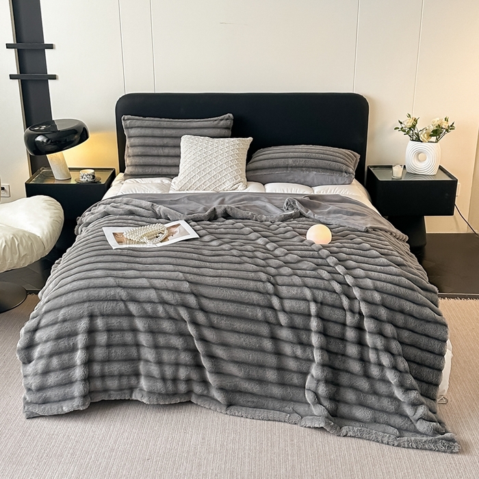 91家纺网 家纺一手货源 找家纺 梵克保罗 2025秋冬新款加厚美拉德仿兔毛皮草抽条牛奶绒四件套 时尚灰